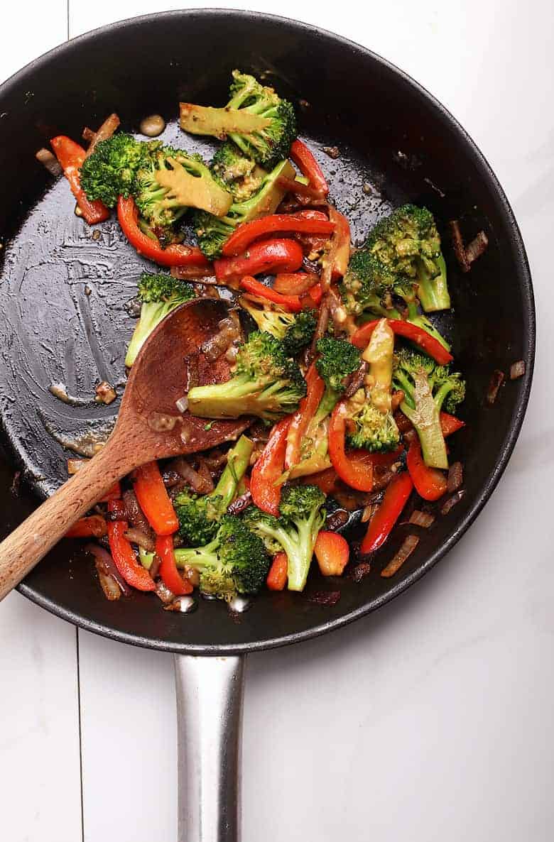 Stir-fried broccoli and bell peppers